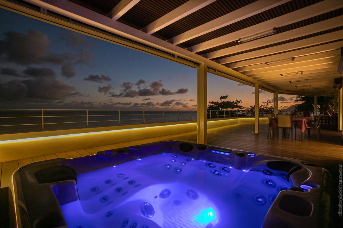 Villa luxe Martinique - Terrasse et jacuzzi couche soleil